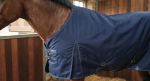 Close up view of the shoulder fit on a medium weight stable rug
